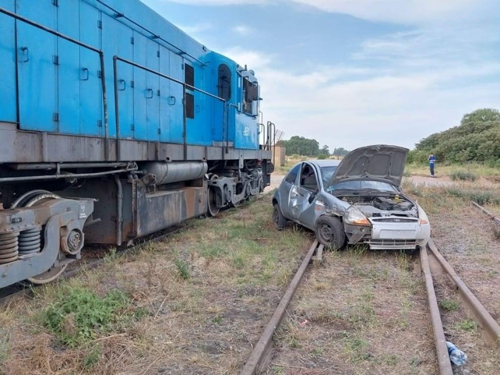 Una locomotora chocó a un auto en el paso a nivel del Camino a Mechita