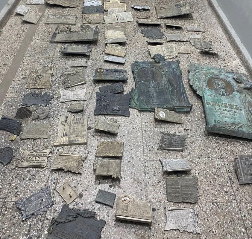 Recuperaron 76 placas de bronce que estaban siendo robadas en el Cementerio Municipal de Bragado