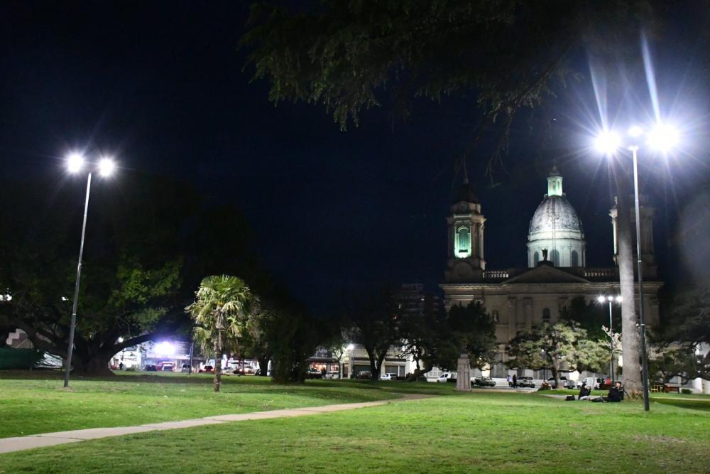 La Plaza 25 de Mayo ya cuenta con iluminación LED en sus cuatro manzanas