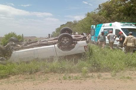 Volcó una camioneta que circulaba con operarios