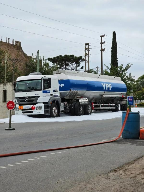 Impresionante: camión perdió miles de litros de nafta en acceso a Mercedes