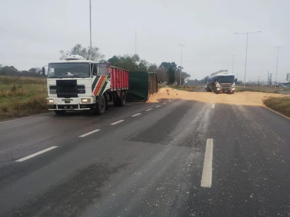 Camión derramó cereal en la Ruta 5 tras volcar su acoplado