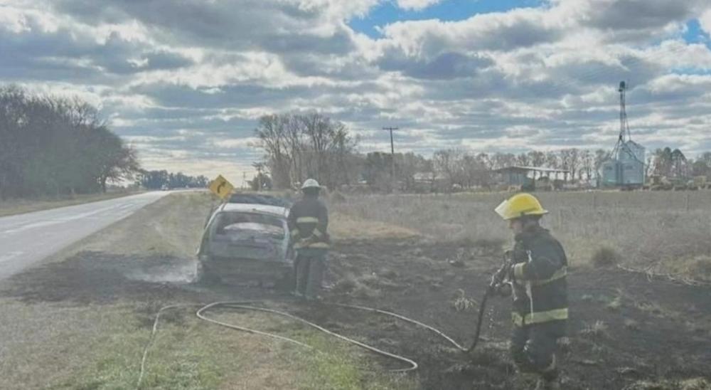 Se incendió auto en Ruta 51, a la altura de Emilio Ayarza