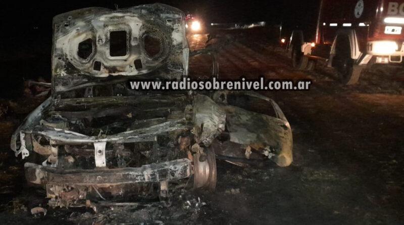 Auto quedó destrozado tras incendiarse y explotar tanque de GNC en camino desde Rawson a Tres Sargentos