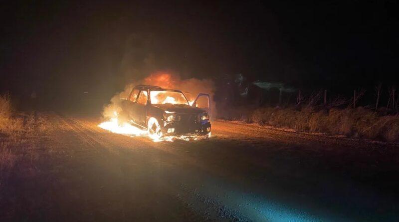 Incendio vehicular en camino rural