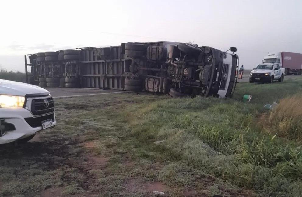 Volcó un camión y quedó atravesado sobre la ruta 5