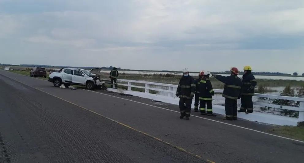 Una camioneta cayó a un canal tras choque en la Ruta 205: hay 2 desparecidos